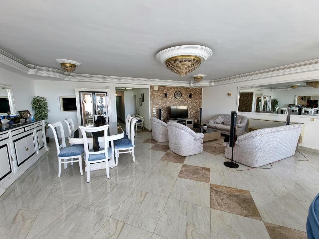 un soggiorno con tavolo e sedie di Amazing Nile View and Pyramids Apartment a Il Cairo