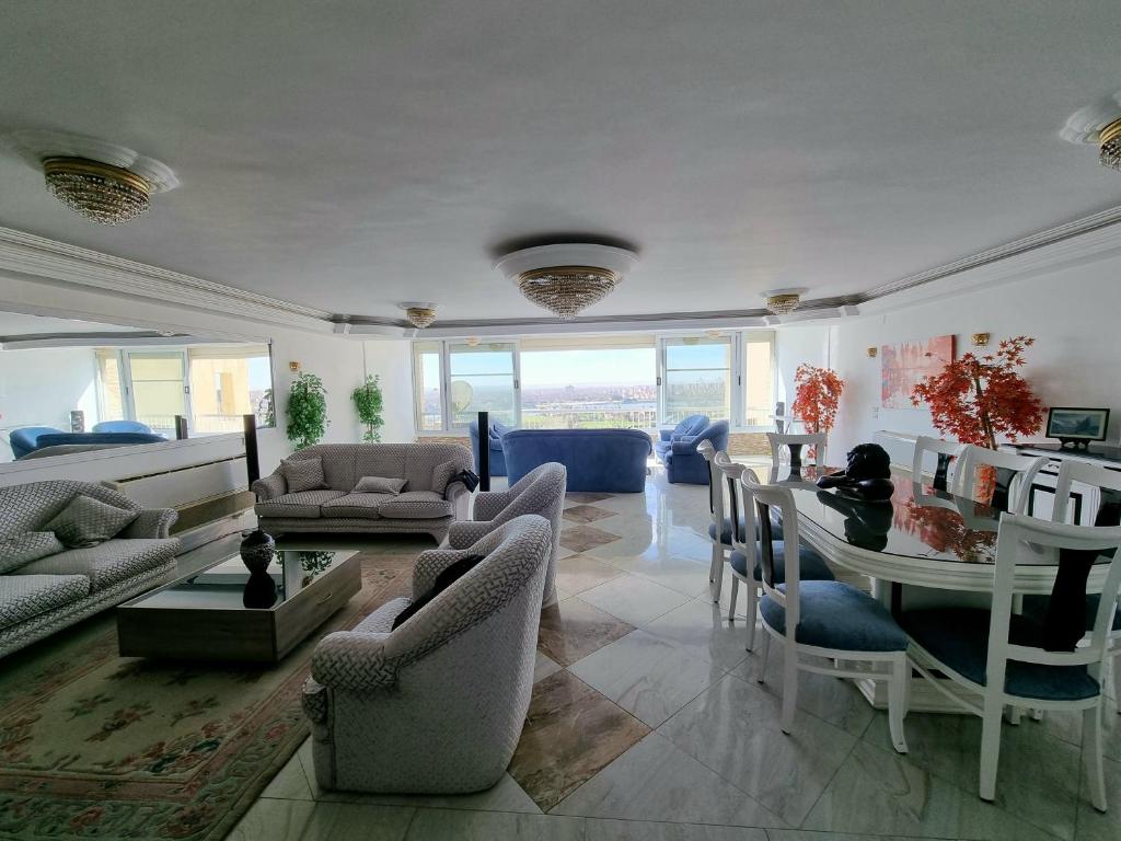 Area soggiorno di Amazing Nile View and Pyramids Apartment