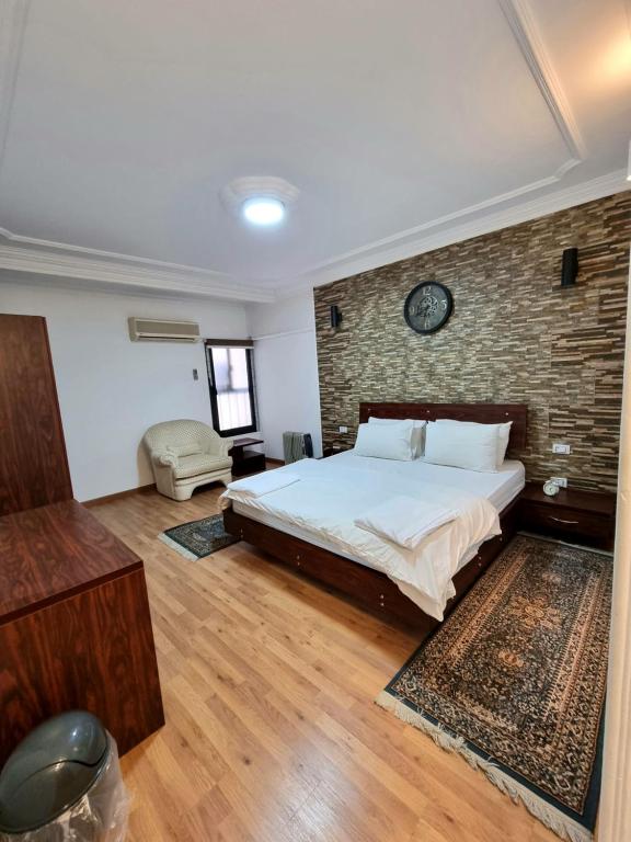 Letto o letti in una camera di Amazing Nile View and Pyramids Apartment