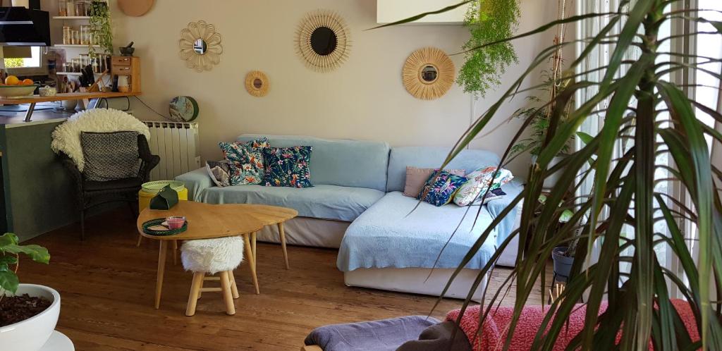 uma sala de estar com um sofá azul e uma mesa em Rusa Home em Brest