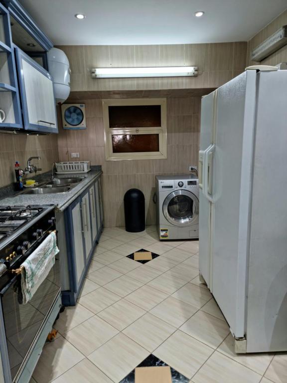 Cucina o angolo cottura di Amazing Nile View and Pyramids Apartment