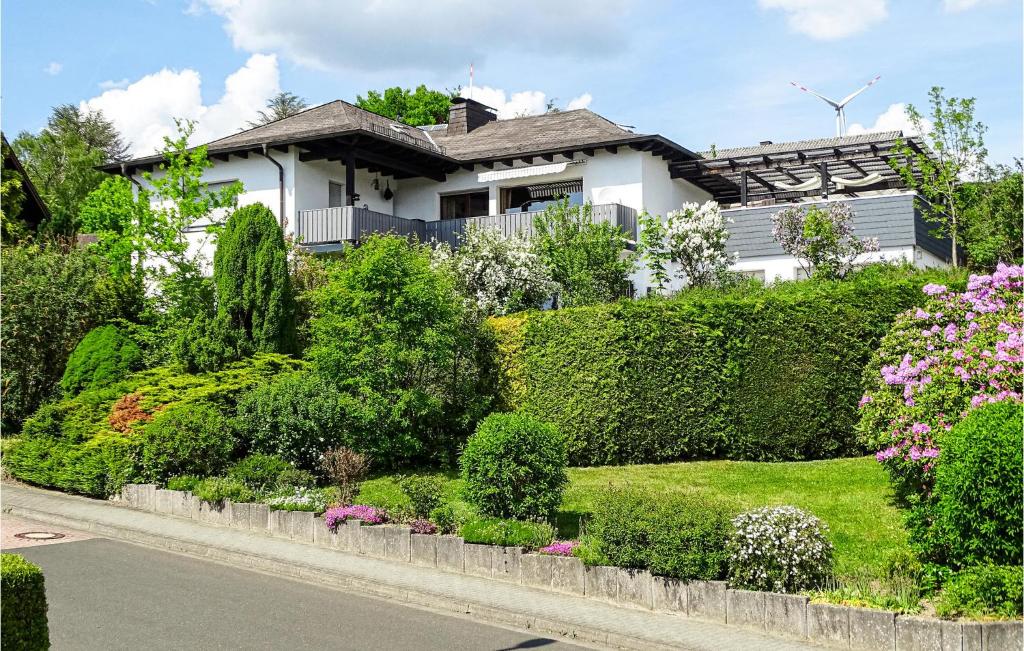 uma casa com um jardim em frente em Beautiful Apartment In Dillenburg With Kitchen em Dillenburg