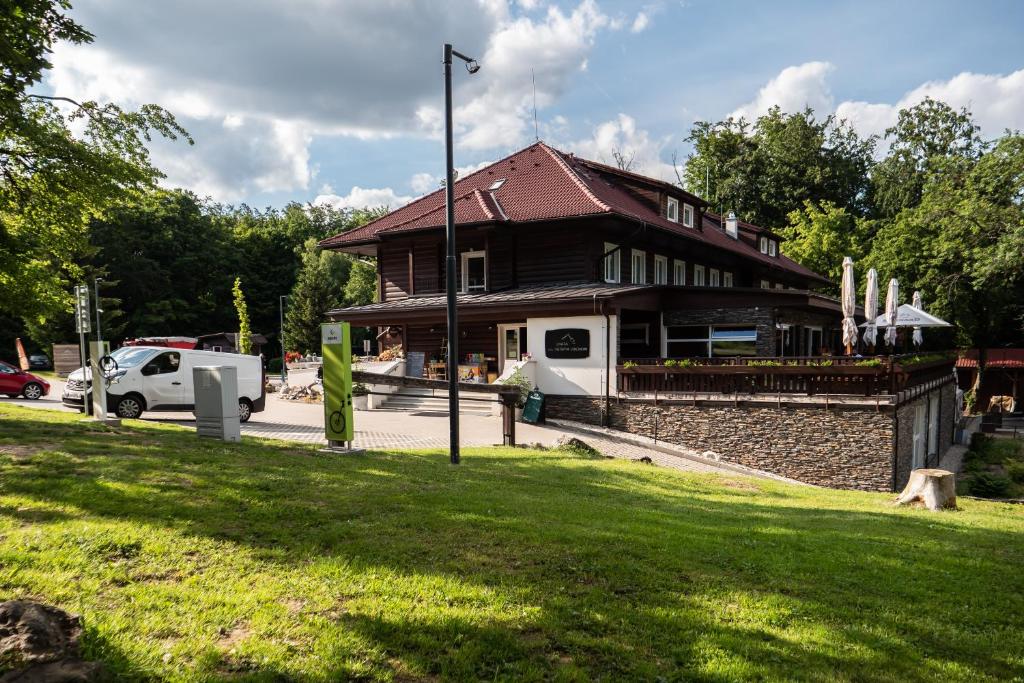 ein Haus auf einer Straße mit grünem Rasen in der Unterkunft Chata pod Ostrým vrchom in Soblahov