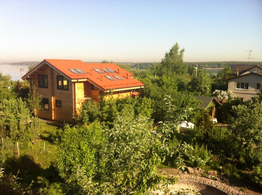 une maison avec un toit orange sur une colline dans l'établissement Villa u Vody, à Podrezovo