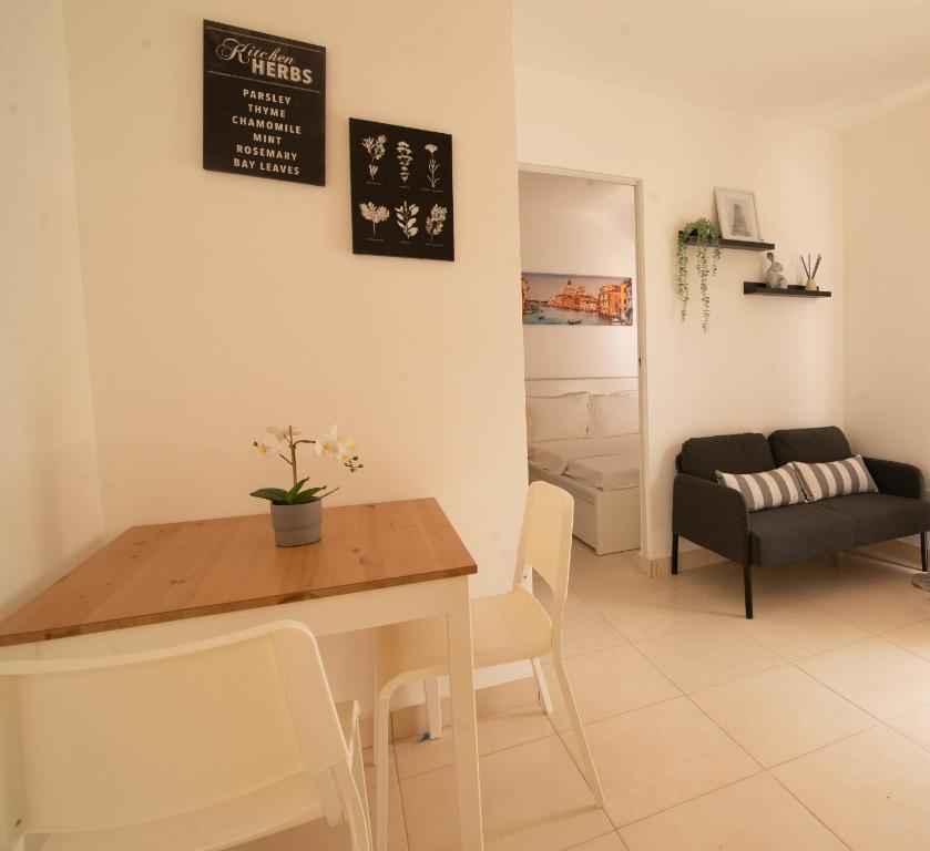 a kitchen and dining room with a table and chairs at Sunlight corner in Pantoja