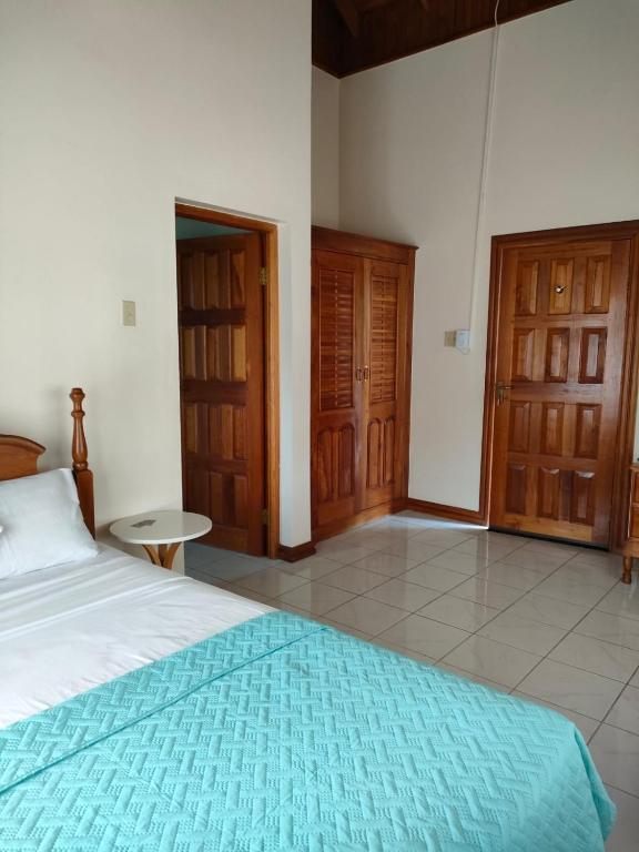 Gambar di galeri bagi Zuri Enterprise di Negril