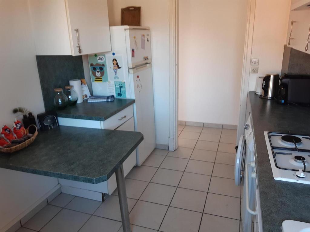 Kuchyňa alebo kuchynka v ubytovaní Appartement Malo les Bains à deux pas de la plage