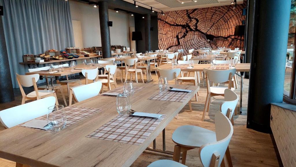 Reštaurácia alebo iné gastronomické zariadenie v ubytovaní Hotel Wojciech