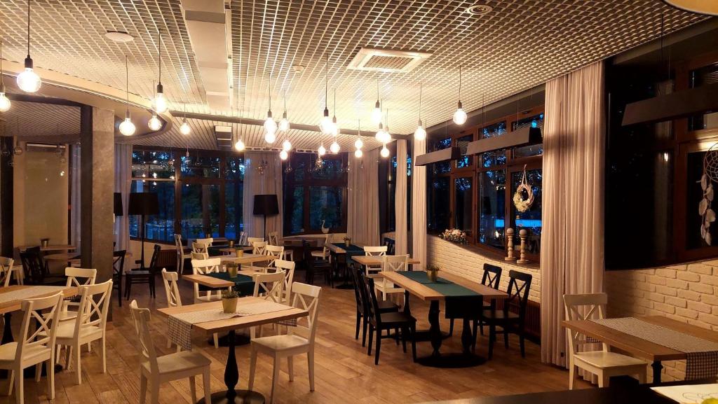 Reštaurácia alebo iné gastronomické zariadenie v ubytovaní Hotel Wojciech