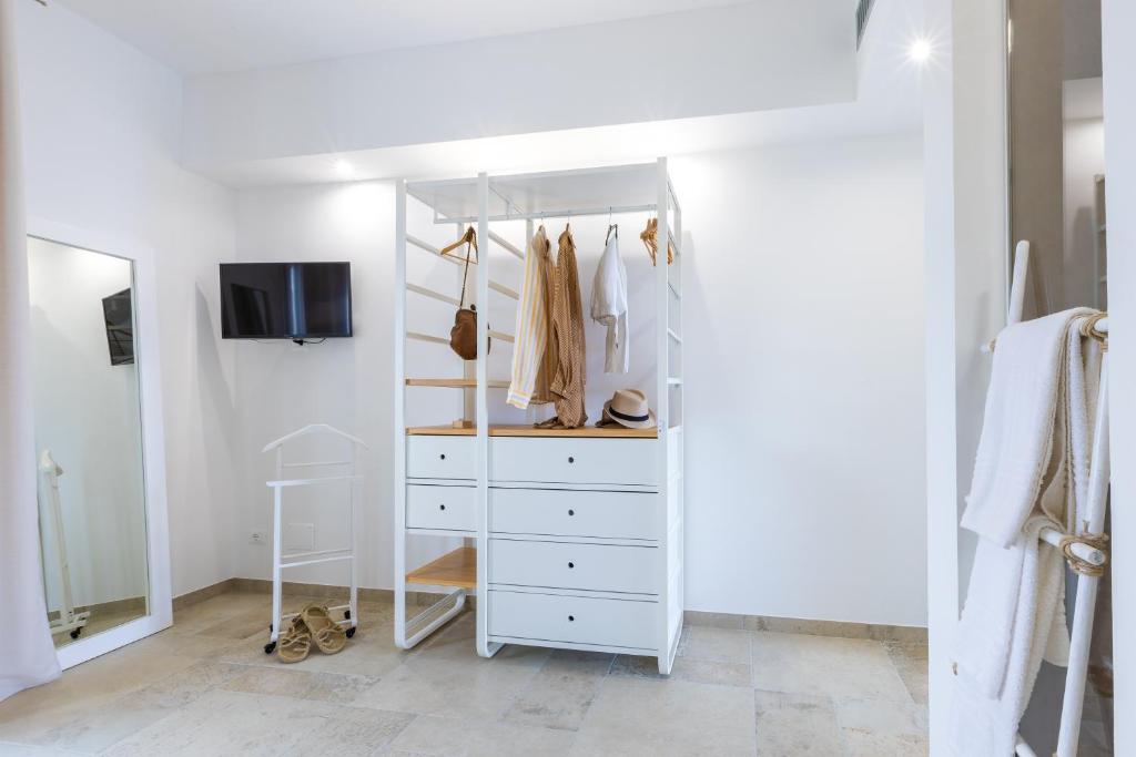 A television and/or entertainment centre at Valentinus