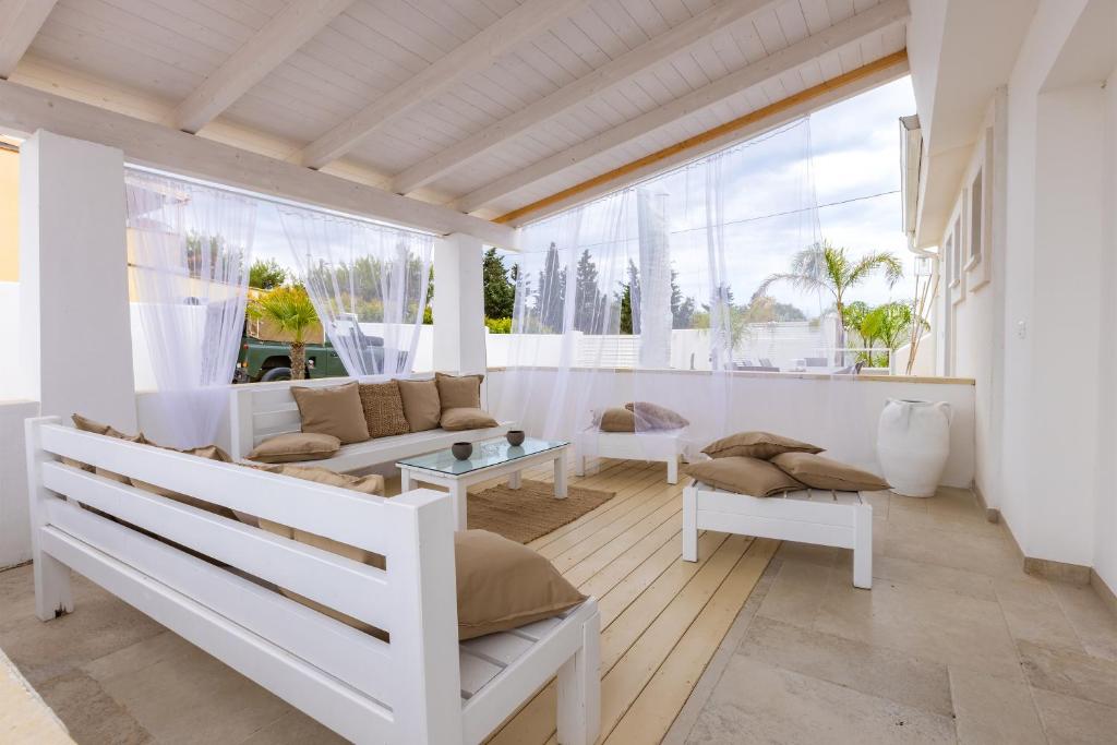 A seating area at Valentinus