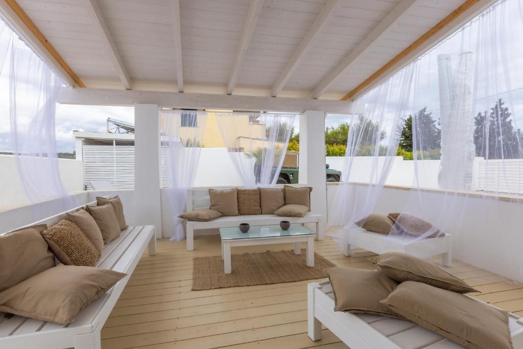 A seating area at Valentinus