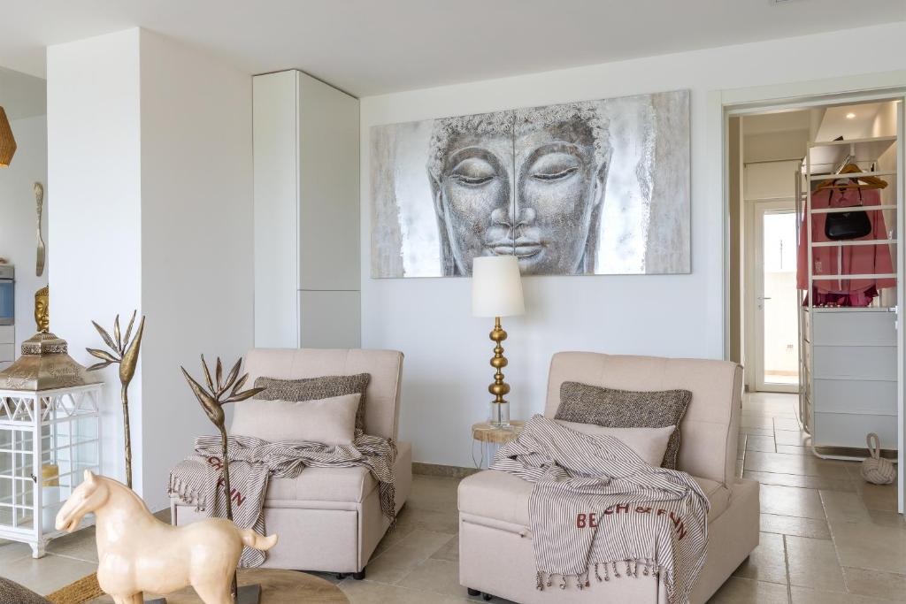 A seating area at Valentinus