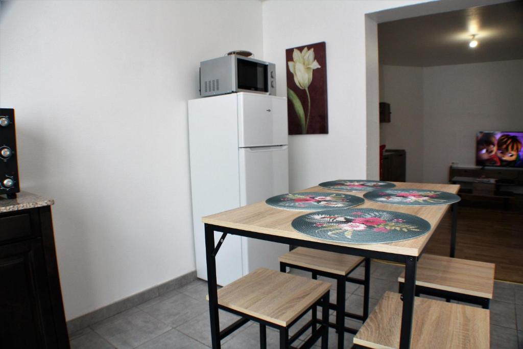 Kuchyňa alebo kuchynka v ubytovaní Le Cottage des Curie