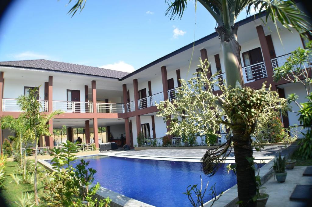 a view of the courtyard of a hotel with a swimming pool at Jazz Hotel Palu in Palu