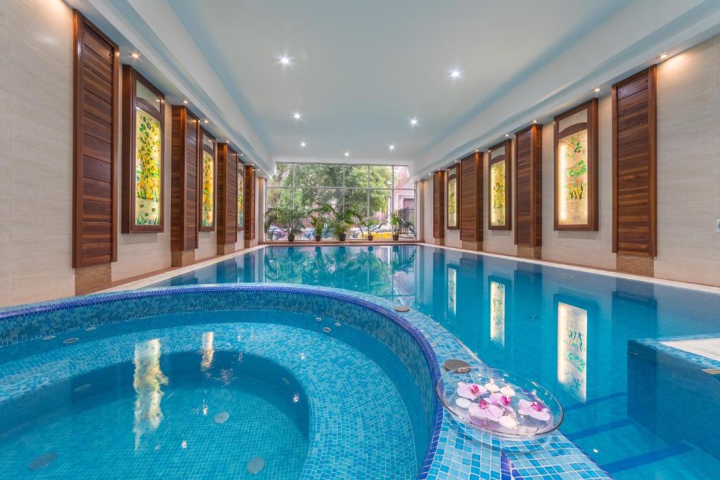 una piscina in un hotel con una grande piscina di Lion's Garden Hotel a Budapest