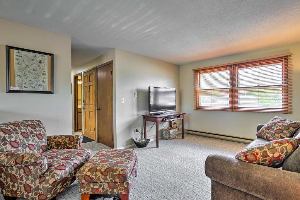 Ruang duduk di Charming Rapid City Apartment Walk to Lake!