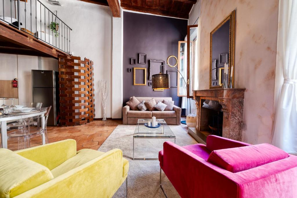 sala de estar con 2 sofás y chimenea en Wood Loft Solferino, en Bolonia