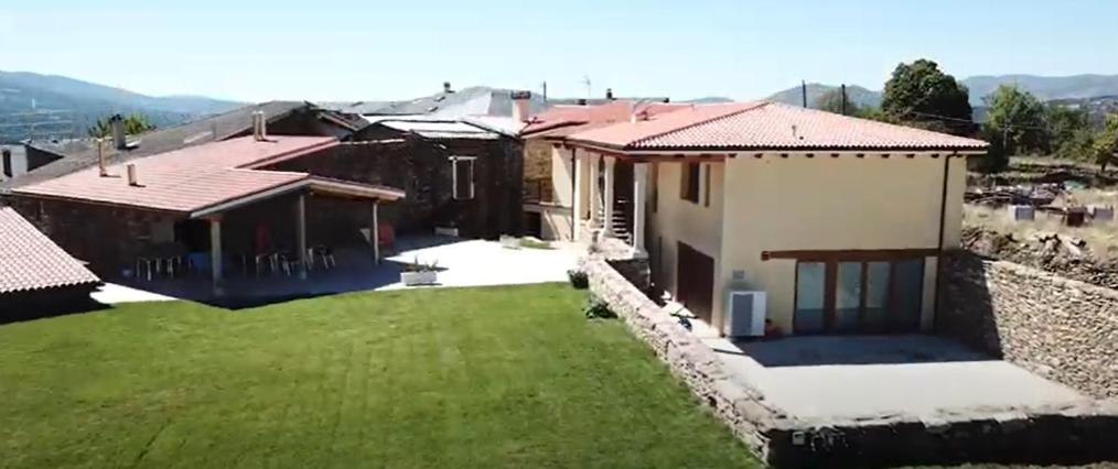 an aerial view of a house with a yard at O Trancallo in Viana do Bolo