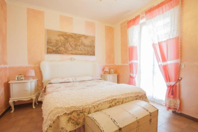 - une chambre avec un grand lit et une fenêtre dans l'établissement Relais De La Place, à Desenzano del Garda
