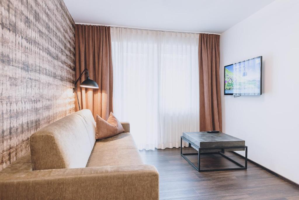 Telewizja i/lub zestaw kina domowego w obiekcie Alpine City Living by we rent, SUMMERCARD INCLUDED