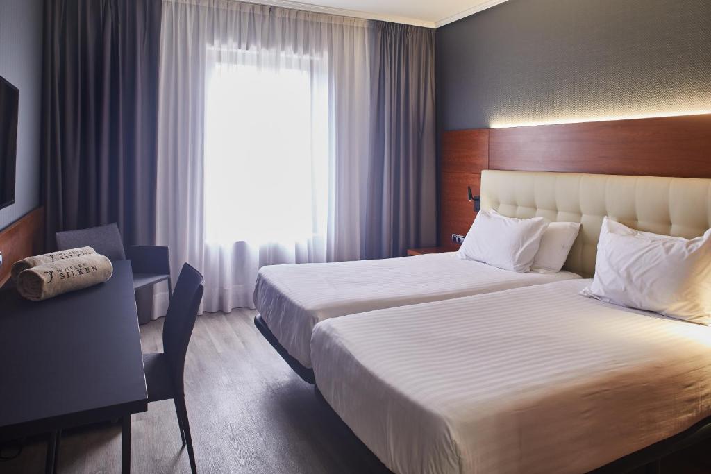 Postel nebo postele na pokoji v ubytování Hotel Silken Amara Plaza