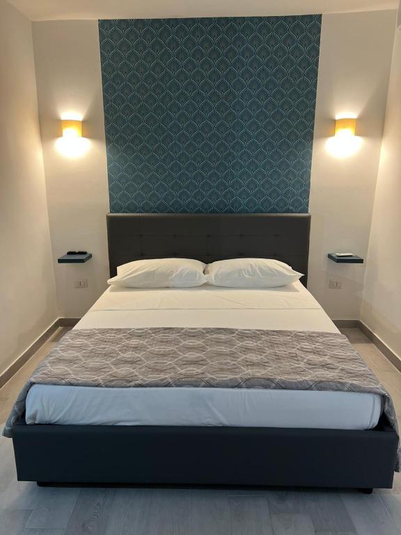 ein Schlafzimmer mit einem großen Bett mit blauer Wand in der Unterkunft Cristiano room in Neapel