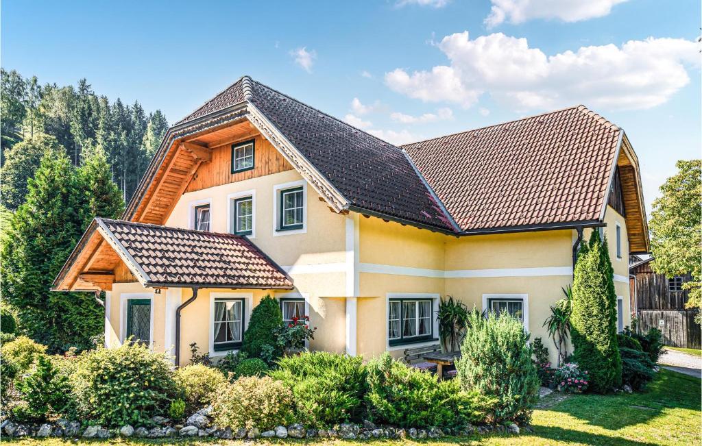 uma casa com um telhado de gambrel em Gorgeous Apartment In Grbming With Wifi em Gröbming