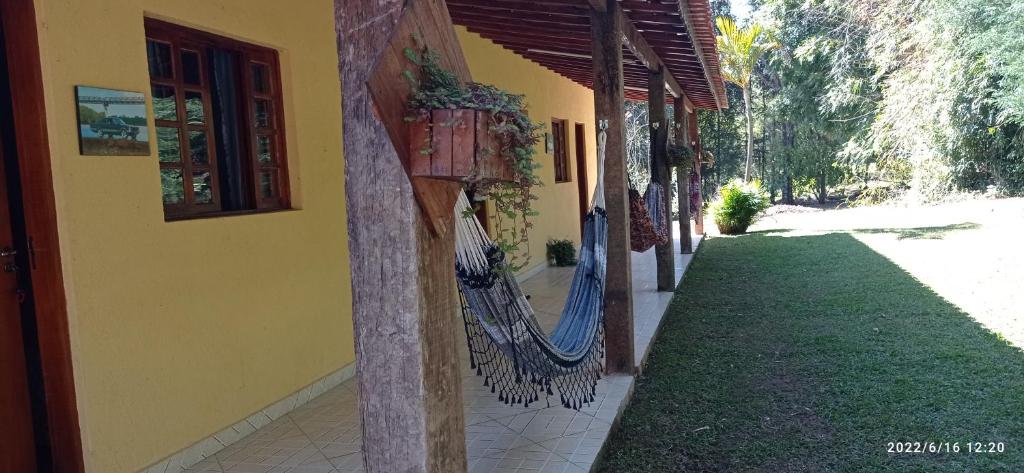 埃斯特雷馬的住宿－Pousada voo livre，房屋的一侧设有吊床