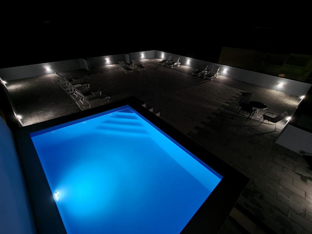 een uitzicht op een zwembad in de nacht bij Villa Anamaria in Lokva Rogoznica