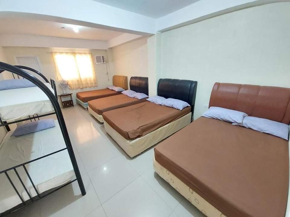 Pokój z 3 łóżkami i drabiną w obiekcie Manipon Transient House R6 w mieście San Juan