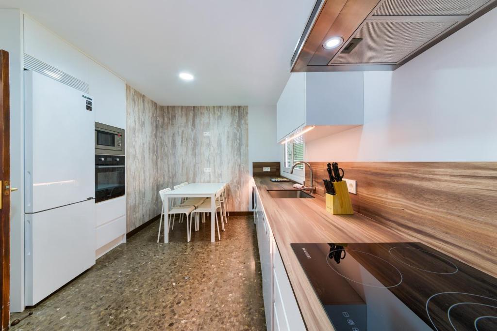 Kuchyňa alebo kuchynka v ubytovaní Holidays2Malaga Andalusian house style with pool in Alhaurin de la Torre