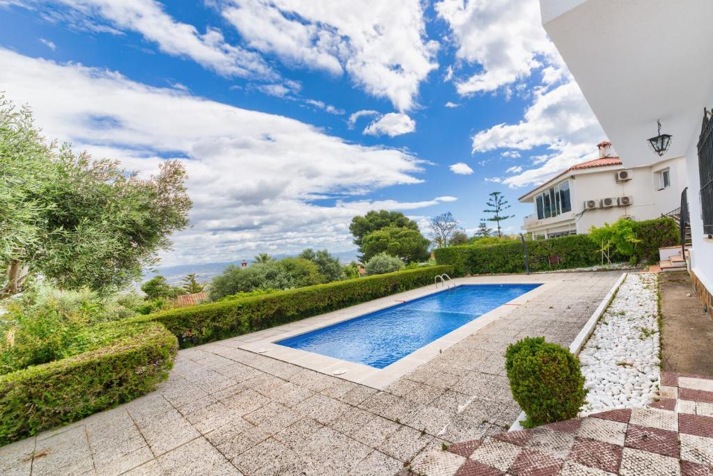 Bazén v ubytovaní Holidays2Malaga Andalusian house style with pool in Alhaurin de la Torre alebo v jeho blízkosti