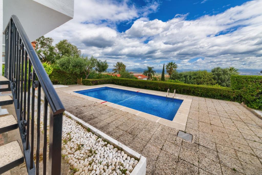 Bazén v ubytovaní Holidays2Malaga Andalusian house style with pool in Alhaurin de la Torre alebo v jeho blízkosti
