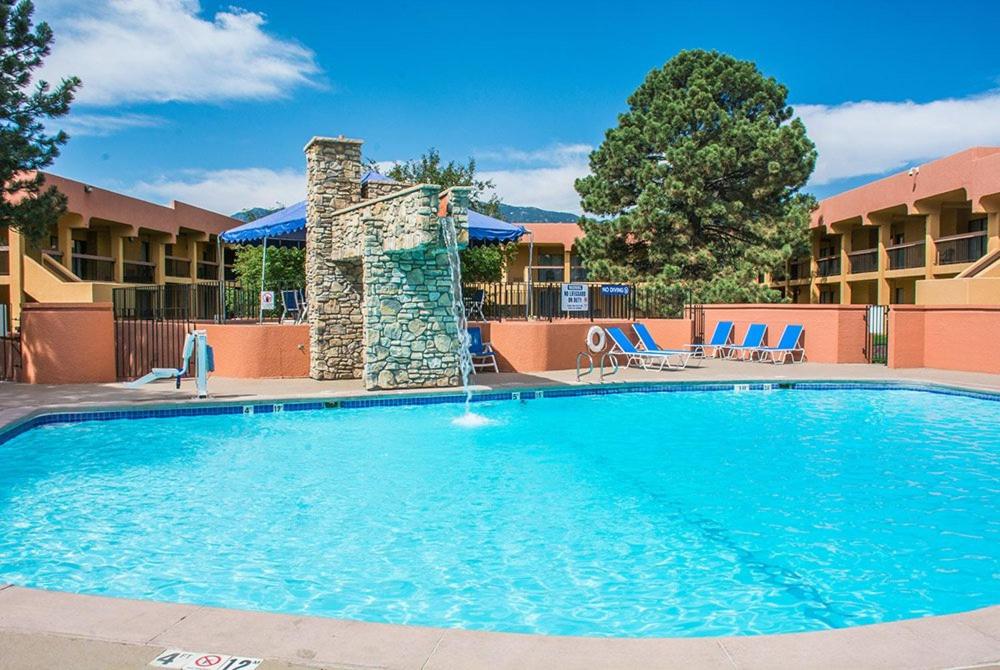 manitou springs hotels with hot springs