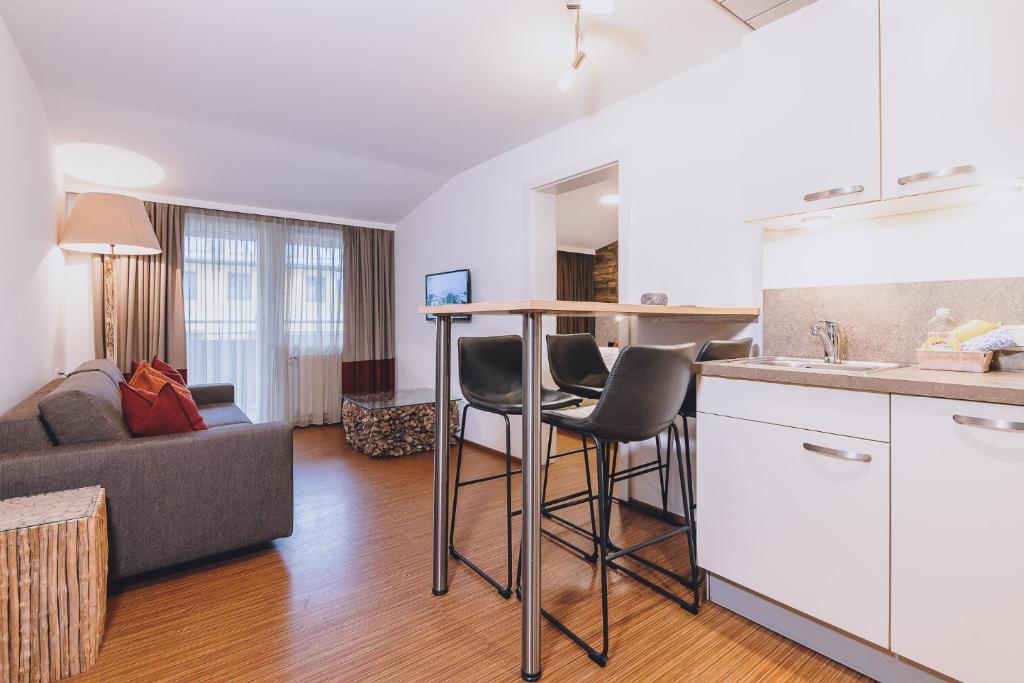 Kuchnia lub aneks kuchenny w obiekcie Alpine City Living by we rent, SUMMERCARD INCLUDED