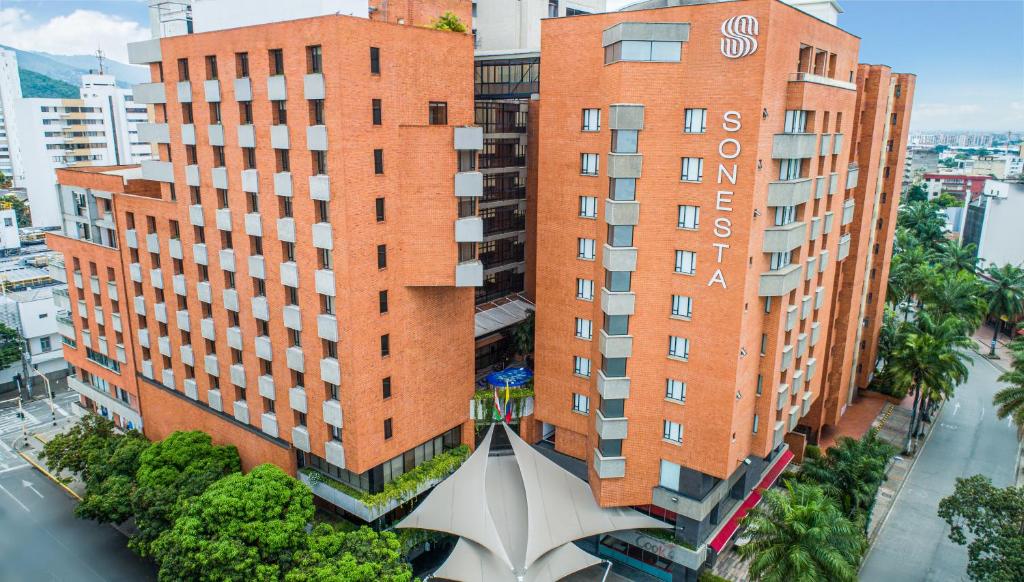 una vista aérea del hotel Sutton en Singapur en Sonesta Hotel Cali, en Cali