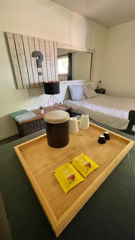 une chambre avec un lit et une table en bois devant dans l'établissement Studio Cocooning hauteur de Saint-Raphaël, à Saint-Raphaël