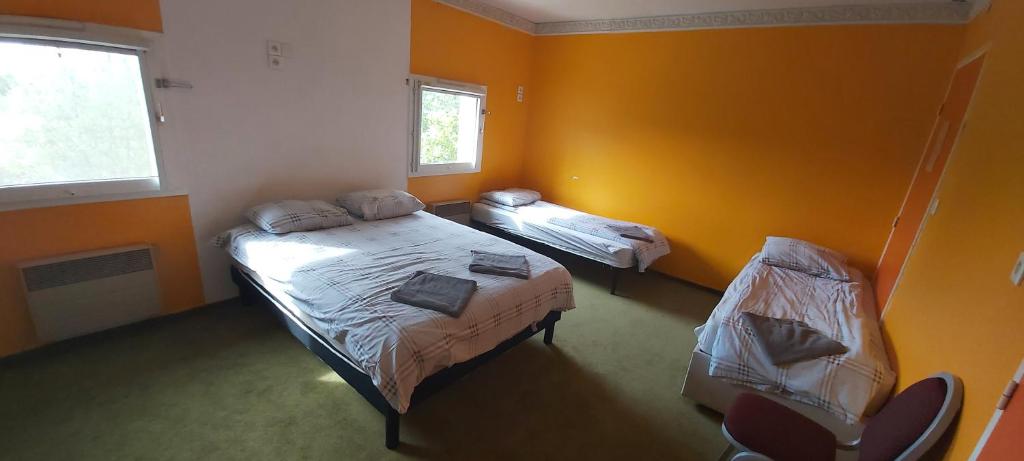 Postel nebo postele na pokoji v ubytování Hôtel Holiday Lyon Est