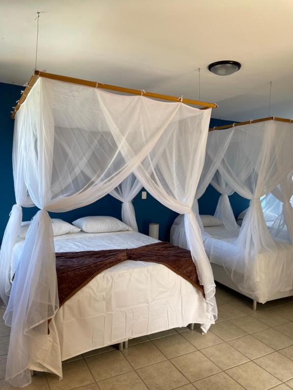 Postel nebo postele na pokoji v ubytování Pousada Arraial Colonial, Localizada no Centrinho e de Fácil Acesso a Praia e a Rua Mucugê