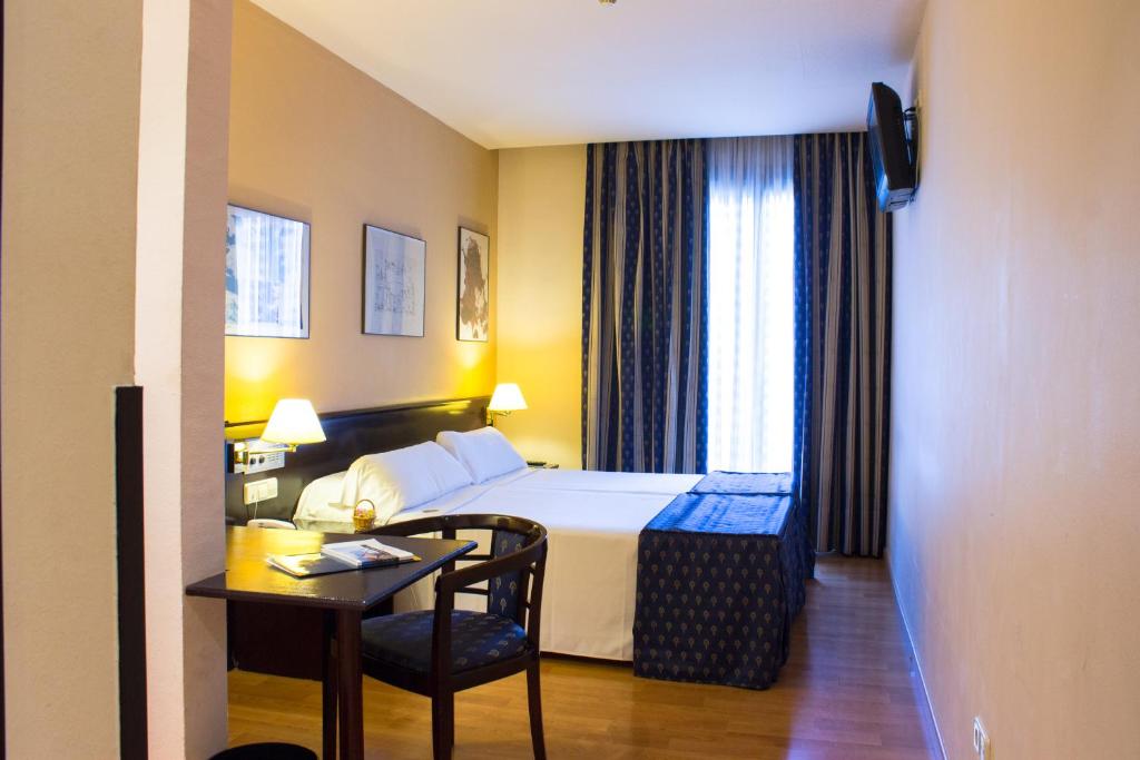 une chambre d'hôtel avec un lit et une table avec une chaise dans l'établissement Atlantis by Atbcn, à Barcelone