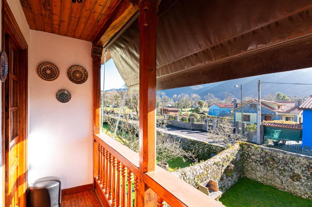 Quintana de Llanes的住宿－Casa Enrique en el oriente de Asturias，房屋的阳台享有风景。
