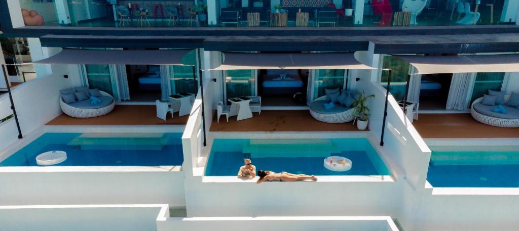 Bazén v ubytování Epic Suites Bohol ADULTS ONLY nebo v jeho okolí