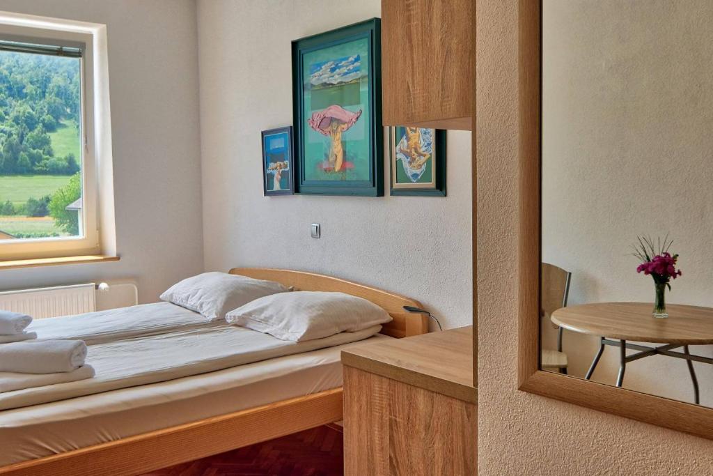 Postel nebo postele na pokoji v ubytování Prenočišča Miklavčič