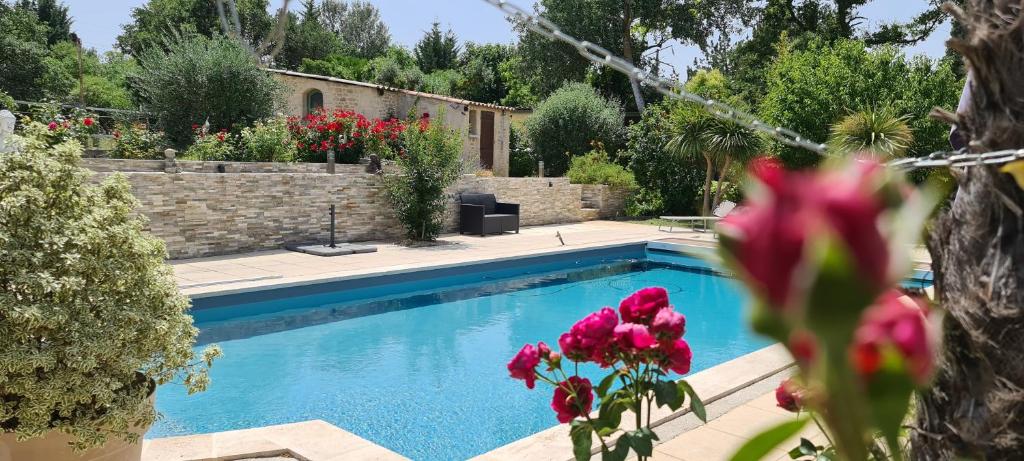 a swimming pool in a yard with flowers at EDEN HOUSE villa 200 m2, 5 chamb 5 sdb, piscine privée, jardin clos 4000 m2, parking in Meyreuil