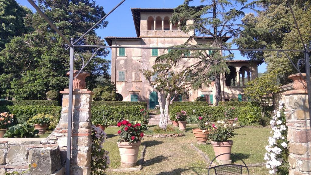 una casa con vasi di fiori di fronte di Villa di Papiano a San Baronto