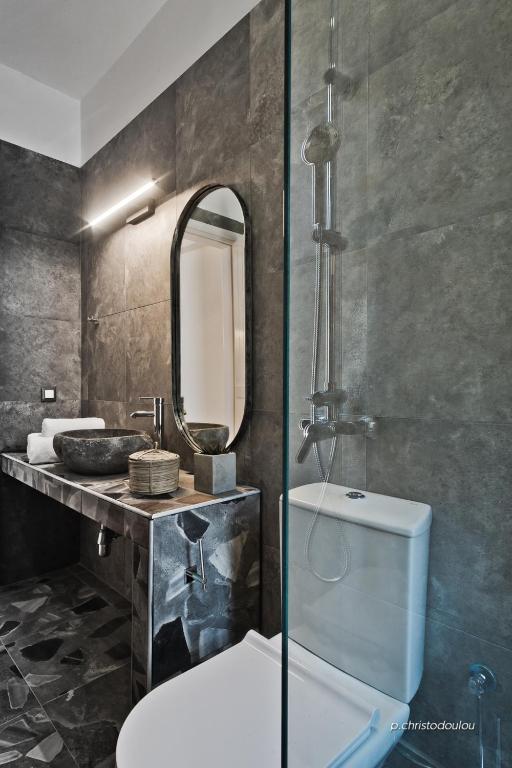 Koupelna v ubytování Ypsilos Beach Suites Adults Only