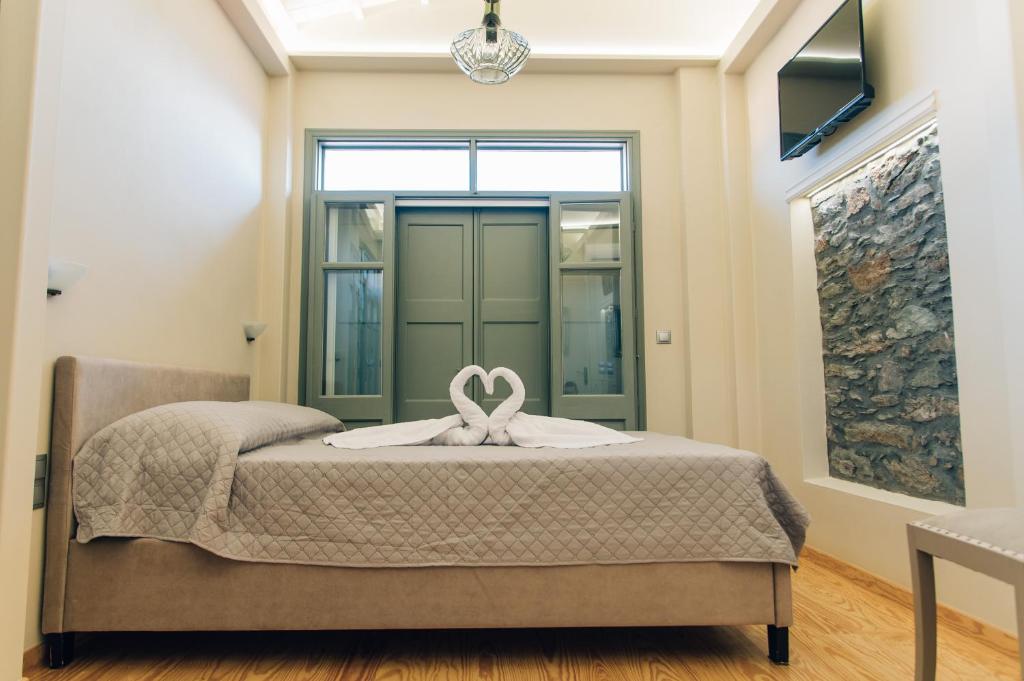 1 dormitorio con cama y ventana en Katerina's Suite en Plomari