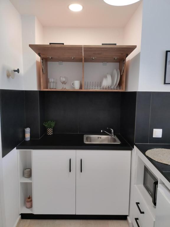 Kuchyň nebo kuchyňský kout v ubytování Valentinos Apartments