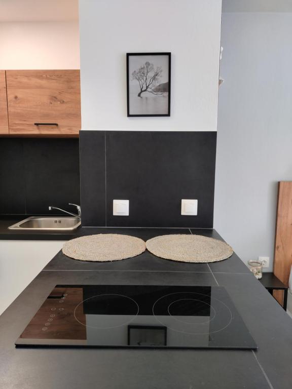 Kuchyň nebo kuchyňský kout v ubytování Valentinos Apartments